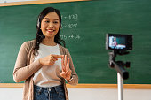 asiatische-lehrerin-liefert-online-kurs.jpg?b=1&s=170x170&k=20&c=qoTC51Is0MBSNytkPD_rBIumMxfGqqgDsMNf-PMc4Eg=