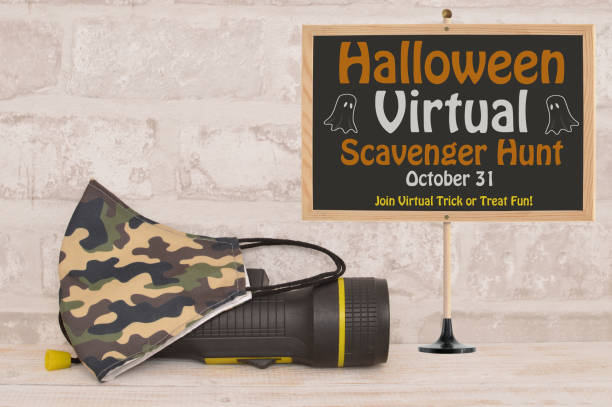 chasse virtuelle de scavenger d’halloween - scavenger hunt photos et images de collection