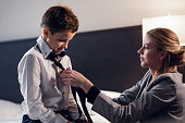 eine-mutter-die-ihrem-sohn-hilft-sich-auf-die-schule-vorzubereiten.jpg?b=1&s=170x170&k=20&c=HzbKg8gSCIIxNLrcuObddUFSIi9ievzHefVpnGveIik=