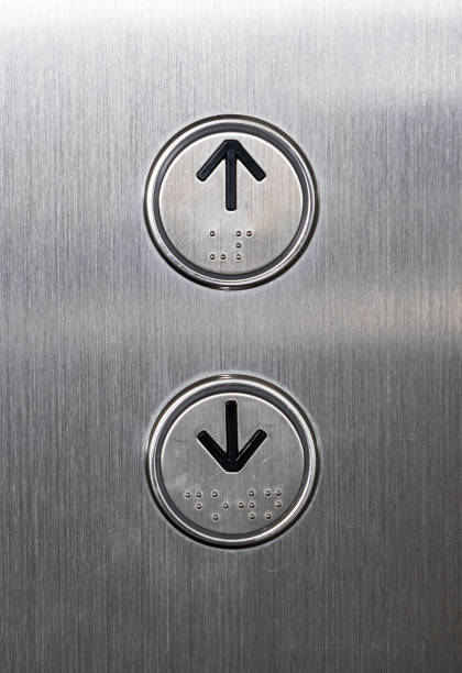 símbolo de flecha con el braille en el botón pulsador. - ascensor botones fotografías e imágenes de stock