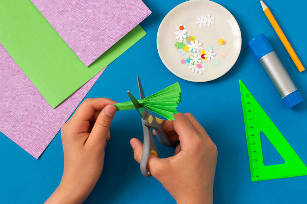 istock How to make Christmas card with volumetric tree. Step 5 1279165750