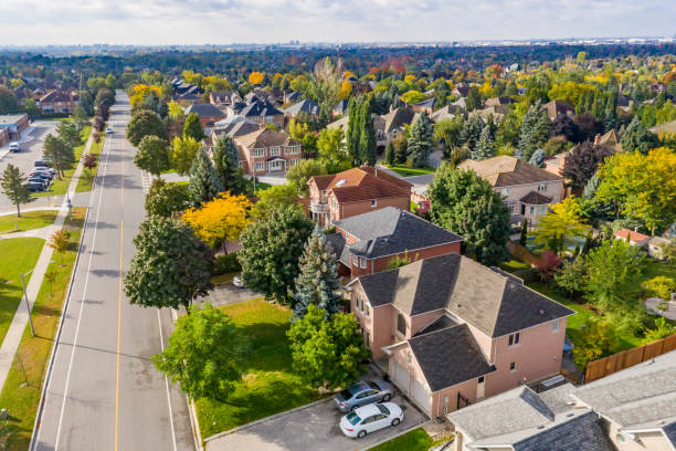 aerial view of rutherford road and islington ave., detached and duplex house at woodbridge in vaughan, ontario, canada - tranquil scene sky road street imagens e fotografias de stock