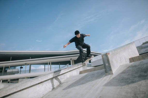 generazione z skateboarder asiatico in azione x giochi - skateboard park foto e immagini stock