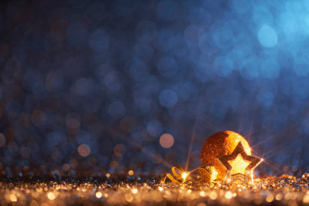 sparkling golden christmas ornaments - decoration defocused bokeh background - three objects flash photos et images de collection