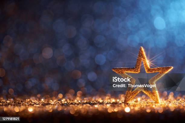 Sparkling Golden Christmas Star Ornament Decoration Defocused Bokeh Background Stockfoto und mehr Bilder von Weihnachten