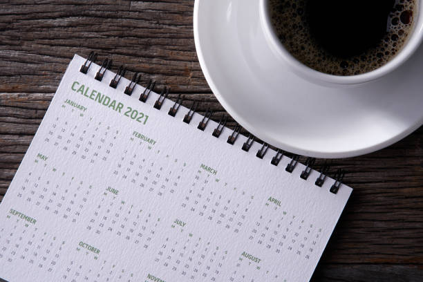 kalender 2021 mit tasse schwarzem kaffee - black coffee fotos stock-fotos und bilder