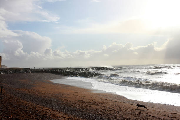 mare tempestoso - isle of portland foto e immagini stock