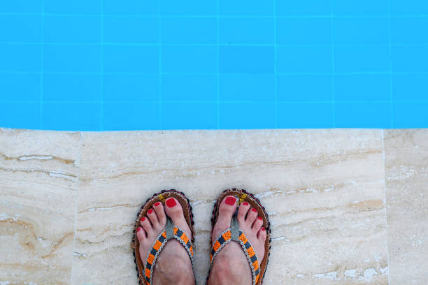 pieds de femmes en pantoufles sur le bord de la piscine. - historical reenactment fun heat recreational pursuit photos et images de collection