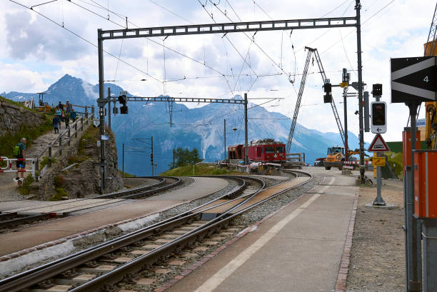 vista da estação de trem alpe grum - rhätische bahn - fotografias e filmes do acervo