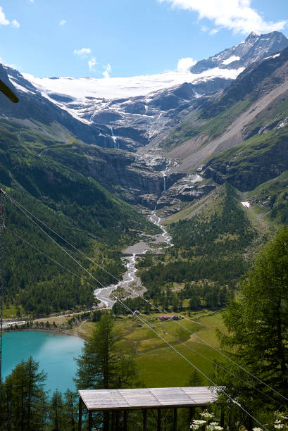 вид на озеро палу в альпе грум - piz palü стоковые фото и изображения