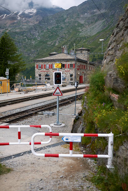 アルプ・グラム駅とレストランの眺め - rhätische bahn ストックフォトと画像