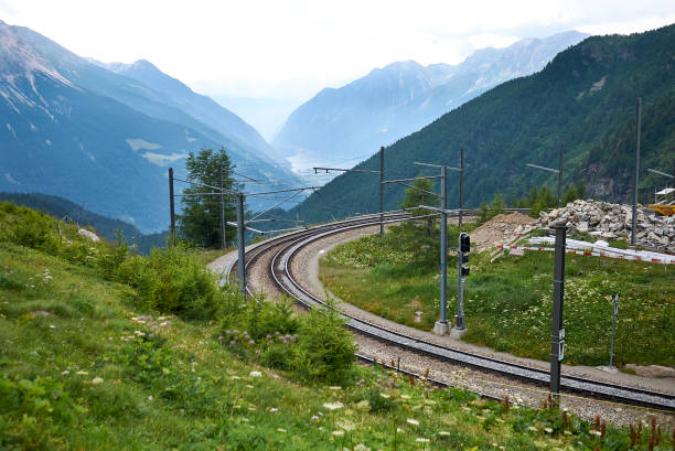 vista dos trilhos do trem em alp grum - rhätische bahn - fotografias e filmes do acervo