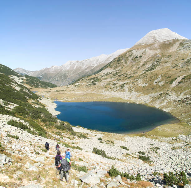 ヴィラヒニ湖とヴィレン山、ピリン国立公園で最も高い、ムラトフピーク、ブルガリア、ヨーロッパから見た - バンスコ 写真 ストックフォトと画像