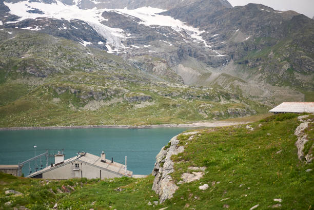 vista do lago bianco e lago nero de bernina pass - rhätische bahn - fotografias e filmes do acervo