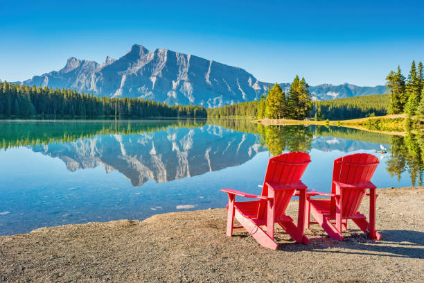 spokojny krajobraz banff park narodowy alberta kanada - banff zdjęcia i obrazy z banku zdjęć