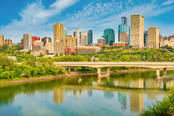 skyline del centro de edmonton alberta canadá - north saskatchewan river fotografías e imágenes de stock