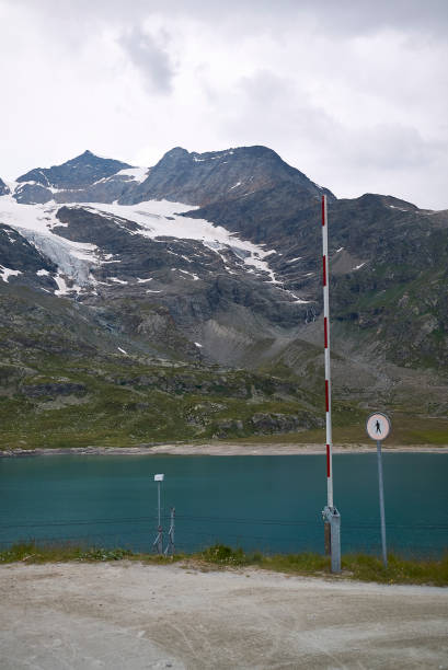 vista do lago bianco e lago nero de bernina pass - rhätische bahn - fotografias e filmes do acervo