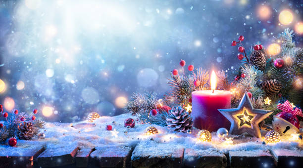 adviento - decoración de navidad con ornamento y ramas de abeto y luces bokeh - festivo fotos fotografías e imágenes de stock