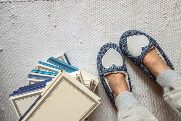 высокий угол зрения старший женщина ноги в уютных синих тапочках в канун рождества - slipper senior adult shoe human leg стоковые фото и изображения