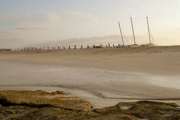 spiaggia deserta - light sea low tide fuerteventura foto e immagini stock
