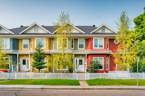 Coloridas casas adosadas en Calgary Alberta Canadá photo