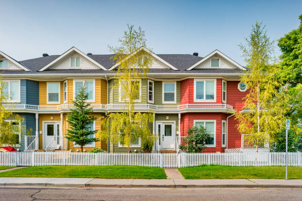 coloridas casas adosadas en calgary alberta canadá - townhomes fotografías e imágenes de stock