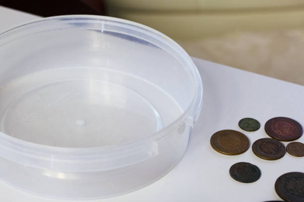 moedas de cobre corroídas. coloque na superfície da mesa antes de limpar e patinar. - patination - fotografias e filmes do acervo