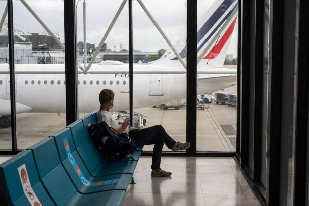 에어 프랑스 비행기와 함께 보딩 홀에서 기다리는 승객 - commercial airplane airplane airbus passenger 뉴스 사진 이미지