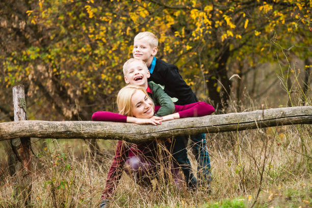 счастливый семейный портрет с мамой и мальчиками - twin falls стоковые фото и изображения