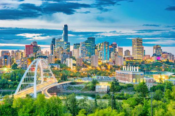 skyline del centro de edmonton alberta canadá en el crepúsculo - alberta fotografías e imágenes de stock