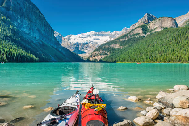 kayak presso lake louise banff national park alberta canada - banff foto e immagini stock