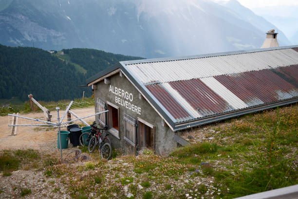 vista do hotel belvedere em alp grum - rhätische bahn - fotografias e filmes do acervo