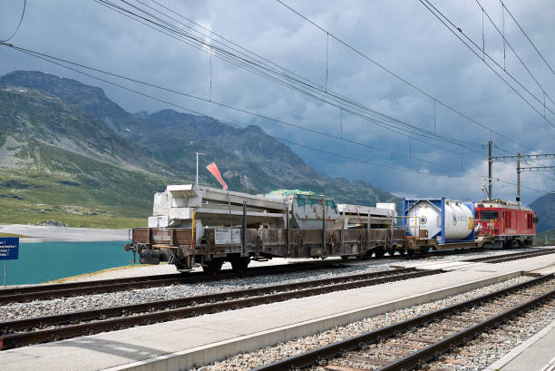 blick auf den lago bianco am bahnhof bernina pass - white lake stock-fotos und bilder