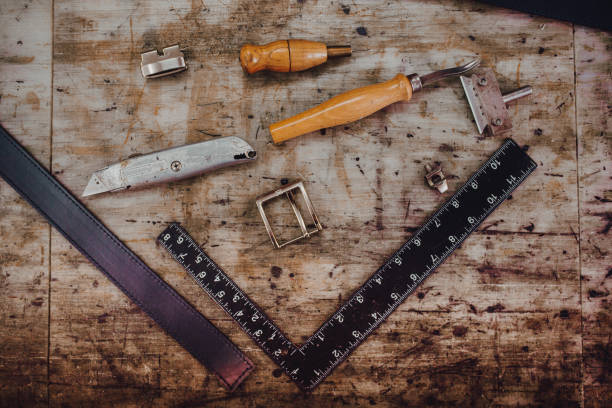 herramientas artesanales de cuero - leather belt sewing hide fotografías e imágenes de stock