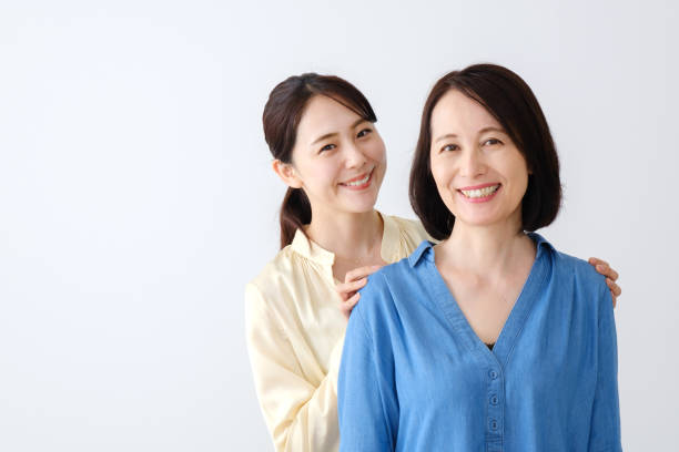 retrato de la madre y la hija asiáticas relajarse en la sala de estar - mother offspring female two people fotografías e imágenes de stock