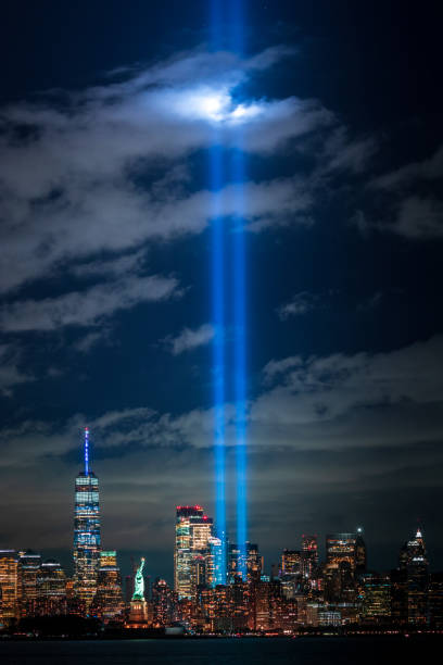 9/11 tribute in light - world trade center september 11 new york city manhattan imagens e fotografias de stock