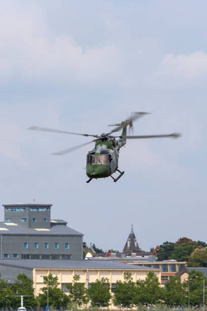 ファーンバラ空港を出発するイギリス陸軍航空隊ウェストランドlynx ah.7ヘリコプター。 - army air corps ストックフォトと画像