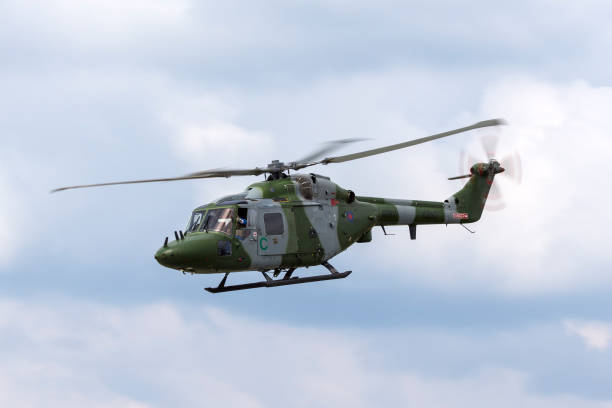 ファーンバラ空港を出発するイギリス陸軍航空隊ウェストランドlynx ah.7ヘリコプター。 - army air corps ストックフォトと画像