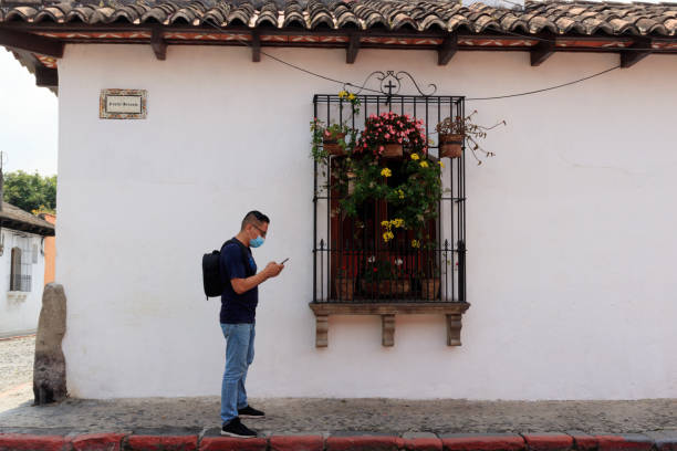 turista de antígua guatemala procurando direções em seu smartphone - guatemala antigua central america color image - fotografias e filmes do acervo