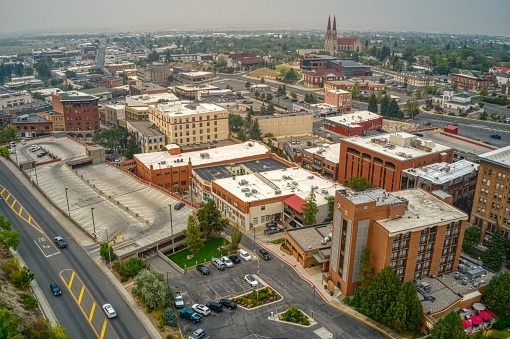 Vista aérea de la capital del estado de Montana de Helena en un día de haz photo