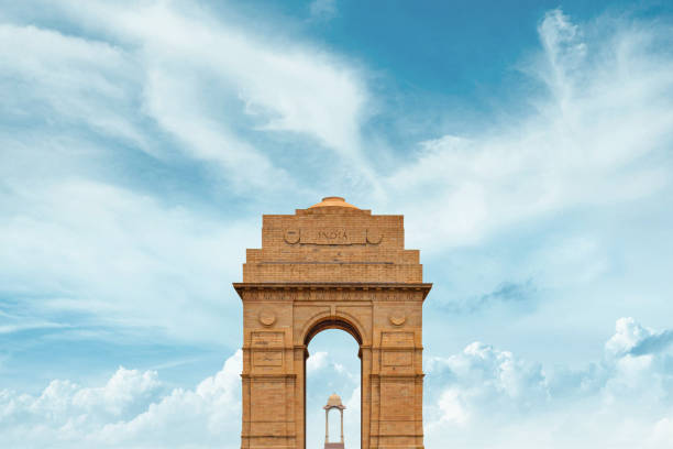 india gate at new delhi, дели индия - new delhi фотографии стоковые фото и изображения
