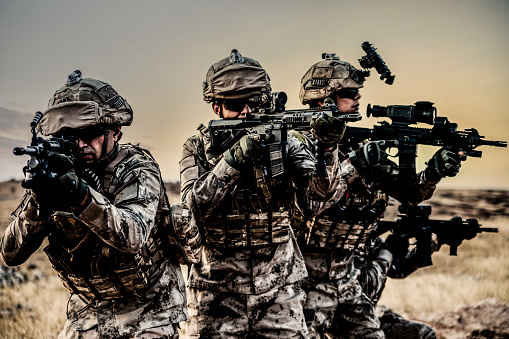 Soldados del ejército luchando escena en la guerra con fondo de puesta de sol photo