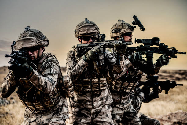 soldados del ejército luchando escena en la guerra con fondo de puesta de sol - military armed forces us military army fotografías e imágenes de stock