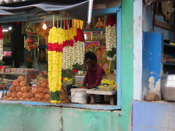 Shopkeepers and street shop selling flower garlands Chennai, Tamil Nadu, India. October 05, 2020 - Shopkeepers and street shop selling flower garlands flower market morning flower selling stock pictures, royalty-free photos & images