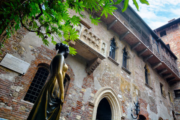 balcón de la casa de la julieta, verona - verona italy veneto europe day fotografías e imágenes de stock