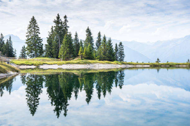 widok na krajobraz jeziora górskiego - spring wetterstein mountains water river zdjęcia i obrazy z banku zdjęć