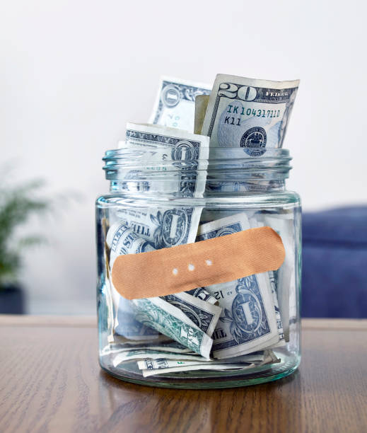 pot d’argent avec l’aide de bande - adhesive bandage currency finance repairing photos et images de collection