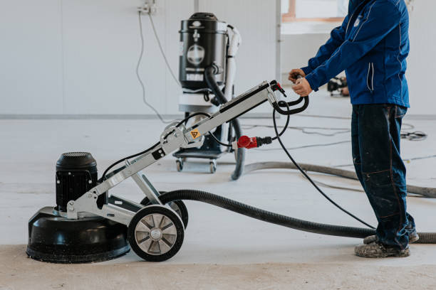 trabalhador da construção civil usando a máquina polindo o piso de superfície alisamento e acabamento endurecedor ou concreto epóxi na fábrica. - grinding - fotografias e filmes do acervo