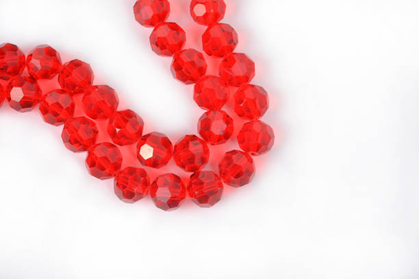 красивые красные стеклянные искры кристалла isoalted бисер на белом фоне - jewelry bracelet bead crystal стоковые фото и изображения