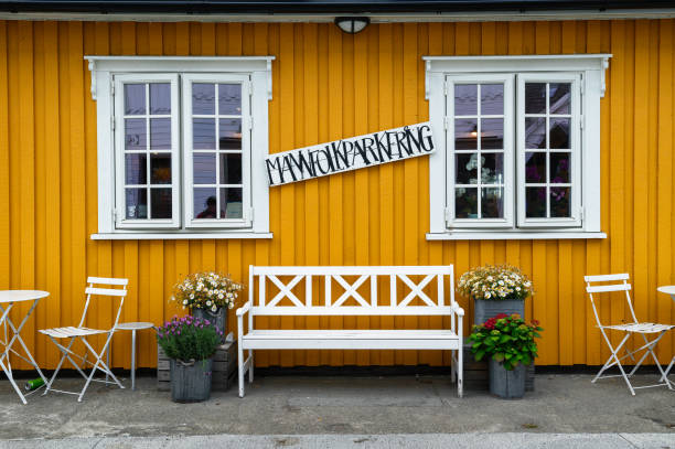 fachada típica noruega con banco y flores en las islas lofoten, noruega - lofoten henningsvaer norway village fotografías e imágenes de stock